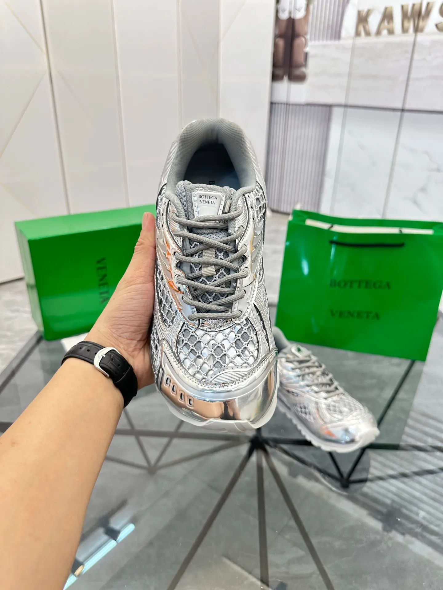 Factory men's shoes 💰: 620💰 (top version) BV Orbit sneakers Wang Yibo's same style couple's dad shoes Runner sneakers, made of lightweight technical mesh fabric. Matched with geometric pattern designed rubber outsole Wang Zha series high version Look for the package craftsmanship The actual height is much higher, but the legs are still slim. Very nice and playable and durable Matching to the standard 💯 Package shoe technology Look for the high version The outsole is made of color-blocked TPU outsole Women's model 35 36 37 38 39 40 41 (40 41 customized) Men's model 38 39 40 41 42 43 44 45. (Customized size 38 45.46) No. H345